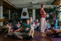 Tschugger – Tschugger Staffel 1 Regie: David Constantin und Leandro Russo Produktion: Shining Film AG Kamera: Rafael Kistler Drehbuch: Johannes Bachmann, Arnold B. Bucher, David Constantin, Rafael Kistler, Leandro Russo, Mats Frey 2021 Folge 4 Hauptmotiv 3 Beim Schwangerschaftsturnen: Dragan Vujic als Pirmin, Lena Furrer als Regina (und Statisten) Copyright: SRF/Dominic Steinmann
