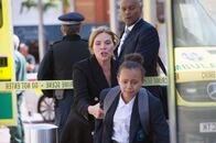 Silent Witness – Kommissarin Noah (Colin Salmon) versucht Lysette (India Brown) von ihrer ohnmächtigen Mutter fernzuhalten.
