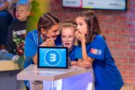 1, 2 oder 3 – Das blaue Rateteam aus Waldbrunn/Deutschland berät sich über die richtige Antwort auf eine der schwierigen Quizfragen.