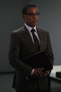 Community – Wer wird das Rennen um den Hawthorne-Thron gewinnen: Pierce und seine Freunde oder Vermögensverwalter Gilbert (Giancarlo Esposito)?; Wer wird das Rennen um den Hawthorne-Thron gewinnen: Pierce und seine Freunde oder Vermögensverwalter Gilbert (Giancarlo Esposito)?