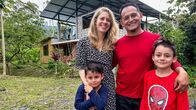 Auf und davon – Auf und davon Staffel 16 Familie Alvarado vor ihrem Haus in Ecuador 2025 Copyright: SRF