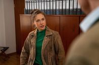 Watzmann ermittelt – Sophie Strasser (Katharina Leonore Goebel) kehrt nach Sichtung des verdächtigen Materials in das Büro eines alten Bekannten zurück. Die Frage ist: Hat er was zu verbergen?