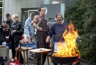 Der letzte Bulle – Polizeiinterner Grillwettbewerb: Während Ferchert (Helmfried von Lüttichau, 2.v.r.) auf Tofu-Würstchen baut, startet Mick (Henning Baum, r.) mit klassischem Grillgut - und kann damit auf jeden Fall bei Tanja punkten ...