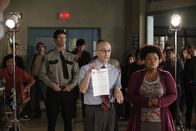 Community – Während Studienleiter Pelton (Jim Rash, vorne l.) mal wieder gegen alles und jeden kämpft, kommt Shirley (Yvette Nicole Brown, vorne r.) auf die Idee, einen religiös motivierten Film zu drehen ...