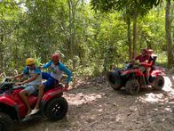 Verrückt nach Meer – Salvador da Bahia in Brasilien. Ausflug ins Landesinnere in den Dschungel mit Quads mit Christine und Christian. Am Treffpunkt bekommen sie eine Einweisung. Christian dreht zur Sicherheit erstmal eine Proberunde bevor die Tour losgeht. Nach gut einer eineinhalb Stunden Fahrt durch den Wald, legen die beiden eine Rast am Fluss Pojuca ein, der an dieser Stelle aber eher wie ein See aussieht.