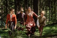 Terra X: Magie der Märchen – Das Grimm-Märchen beginnt mit einem Schock: Die Eltern von Hänsel und Gretel sind so arm, dass sie ihre Kinder im Wald aussetzen.