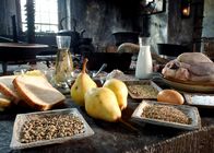 Epochenkochen – SWR Fernsehen EPOCHENKOCHEN, FOLGE 2, "Wie die Ritter tafelten" Uhr. Für das "Rheingauer Hühnchen" verwendet "EpochenKoch" Vincent Klink Zutaten wie sie in dem mittelalterlichen Kochbuch "Das Buoch von guoter Spise" aus der Mitte des 14. Jahrhunderts niedergeschrieben sind: Geflügelteile, Weißbrot, Schmalz, Birnen, Wein, Honig, Salz, Pfeffer, Anis, Zimt, Ingwer, Eier, Mehl und Milch.