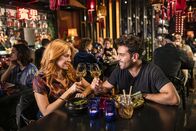 Nightlife – Milo (Elyas M'Barek) hat sich mit seiner Zufallsbekanntschaft Sunny (Palina Rojinski) zu einem ersten gemeinsamen Essen beim Thai verabredet.