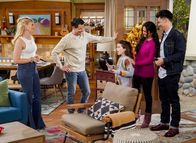 The Neighborhood – (v.l.n.r.) Gemma Johnson (Beth Behrs); Dave Johnson (Max Greenfield); Thatcher (Lilly Sanchez-Greenfield); Daisy (Rebeka Montoya); Josh (Kyle Howard)