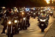 Rockerkrieg – Der Rockerklub Hells Angels Berlin organisiert einen Motorradkorso unter dem Motto "Freedom is our Religion" durch die Innenstadt gegen das erlassene Verbot, Abzeichen, Symbole und Kutten zu tragen.