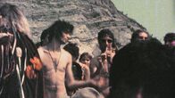 Die Stewardessen-Morde – Die 1960er-Jahre leiten eine Ära der sexuellen Revolution ein. Drogen, nackte Körper und Sex sind plötzlich kein Tabuthema mehr.