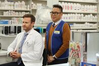Superstore – Tate (Josh Lawson, l.); Mateo (Nico Santos, r.)