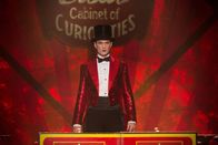 American Horror Story – Sein Verstand spielt Chester Creb (Neil Patrick Harris) immer wieder Streiche, die es ihm schwer machen, zu unterscheiden, was real und was Einbildung ist ...