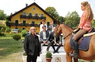 Reiterhof Wildenstein – Rike (Klara Deutschmann, re.) reitet „Jacomo“ und versucht die Investoren Hubertus Steckmann (Alexander E. Fennon, 2.v.re.) und Richard Muerer (Rolf Sarkis, li.) zu überzeugen. Ihre Mutter Elsa (Ulli Maier, 2.v.li.), ihr Bruder Ferdinand (Shenja Lacher) und Christian (Alexander Khuon, 3. v. li.) schauen zu.
