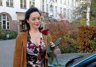 Die Stein – MDR Fernsehen DIE STEIN I. STAFFEL, FOLGE 10, "Zwischen Baum und Borke" Uhr. Katja Stein (Julia Stemberger) hat einen heimlichen Verehrer. Er hat eine rote Rose unter ihren Scheibenwischer geklemmt.