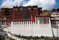 Straße der Achttausender – Vor dem Potala, dem einstigen Regierungssitz des Dalai-Lama, weht heute die chinesische Fahne.