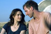 Der ewige Gärtner – In seinen Träumen existiert für Justin Quayle (Ralph Fiennes) seine ermordete Frau Tessa (Rachel Weisz) als anhaltende Kraftquelle, um ihren Einsatz für die Menschenrechte unbeirrt fortzusetzen.