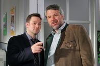 Die Rosenheim-Cops – Neuigkeiten bei den Rosenheim-Cops: Stadler (Dieter Fischer, r.) bekommt Unterstützung von Kommissar Sebastian König (Mark-Alexander Solf, l.).