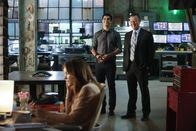 Scorpion – Während Cabe (Robert Patrick, r.) glaubt, dass Walter (Elyes Gabel, M.) wieder arbeitsfähig ist, erkennt Paige (Katharine McPhee, l.) schnell, dass etwas mit ihm nicht stimmt ...