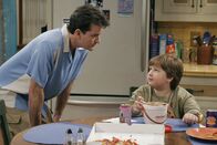 Two and a Half Men – Charlie (Charlie Sheen, l.) hat Großes mit Jake (Angus T. Jones, r.) vor ...