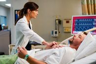 New Amsterdam – Dr. Lauren Bloom (Janet Montgomery) +++ Die Verwendung des sendungsbezogenen Materials ist nur mit dem Hinweis und Verlinkung auf RTL+ gestattet. +++