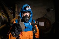 Checker Julian – Wenn es unter Tage brennt, muss die Grubenwehr anrücken. Also die Feuerwehr für unter Tage. In speziellen Arbeitsklamotten darf der Checker beim Feuerlöschen helfen. Hoffentlich gehts alles gut.