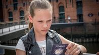 Die Pfefferkörner – Kira traut den abstrusen Theorien der seltsamen Sekte nicht.