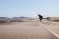 Terra X: Tabu - Verbotene Orte – Zacharias Lewala (Wiseman Sithole) entdeckt beim Säubern der Gleise in der Wüste Namib den ersten Diamanten.