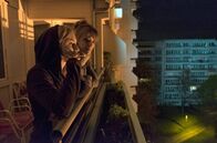 Fremde Tochter – SWR Fernsehen DEBÜT IM DRITTEN, "Fremde Tochter" Uhr. Lena wird mit 17 unverhofft schwanger. Farid, der Vater des Kindes ist Moslem. Zwei Welten prallen aufeinander, stehen Kopf. Ihre Liebe, die nicht sein darf, nicht sein kann, stellt nicht nur die beiden vor eine Zerreißprobe. Lena (Elisa Schlott, li.) und Hannah (Heike Makatsch).
