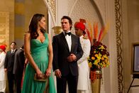 Mission: Impossible - Phantom Protokoll – In Indien versucht Ethan Hunt (Tom Cruise, r.) mit Hilfe seiner bezaubernden Kollegin Jane Carter (Paula Patten, l.), an einen streng geheimen Zugangscode zu kommen. Wird sie den Codebesitzer um den Finger wickeln und somit eine atomare Katastrophe verhindern können?