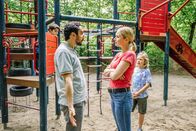 Die Glücksspieler – Firat (Eko Fresh) streitet mit Tristans Mutter (Levin Mahir), weil ihr Sohn (Levin Mahir, rechts) seinen Sohn Hugo (Balthazar Jakob, links) nicht auf die Schaukel lässt.