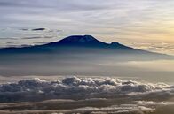 Afrikas Berge – Über den Wolken: Ausblick auf den Kilimandscharo vom Gipfel des Mount Meru