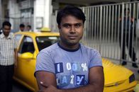 Fahrt ins Risiko – Amanullah ist Taxifahrer, seine größten Feinde sind der Stau und die Rikschafahrer. Er glaubt, dass sie den Verkehr ausbremsen.