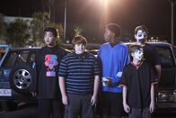 Fresh off the Boat – (v.l.n.r.) Eddie Huang (Hudson Yang); Trent (Trevor Larcom); Walter (Prophet Bolden); Barefoot Dave (Evan Hannemann); Brian (Dash Williams)