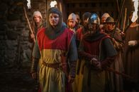 Terra X: Ein Tag in... – Als Kastellan ist Eberhard von Münzenberg (Paul Lux) auch Chef der Burgwache. Eine Fehde mit verfeindeten Nachbarn droht zu eskalieren.