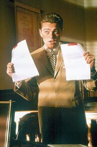 Catch Me If You Can – Der Betrüger Frank Abagnale Jr. (Leonardo Di Caprio) fälscht Gehaltszettel.Photographe: Ville: