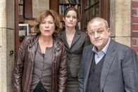 Wilsberg – Fassungslos sehen Wilsberg (Leonard Lansink), Alex (Ina Paule Klink, Mi.) und Kommissarin Springer (Rita Russek) einer Flüchtenden zu.