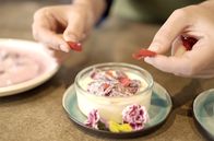 Zu Tisch mit Lucie - Kitchen Hacks – Gezuckerte Rosenblüten als florale Dessertdekoration
