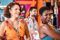 Death in Paradise – Catherine Bordey (Elizabeth Bourgine, l.) und Darlene Curtis (Ginny Holder, r.) erleben gemeinsam den ersten Live-Auftritt der Sängerin Babette Francois nach 30 Jahren. Vor allem Darlene Curtis ist als leidenschaftlicher Fan von der Darbietung begeistert.