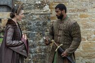 The Spanish Princess – Margaret Beaufort (Harriet Walter, l.); Oviedo ( Aaron Cobham, r.)