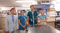 The Mallorca Files – Gustavo (Daniel Ortiz, l.), Isabella (Amanda Vilanova, 2.v.l.), Max (Julian Looman, 2.v.r.) und Miranda (Elen Rhys, r.) konfrontieren die beschuldigte Person mit dem Vorwurf des Diebstahls.