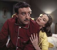 Der rosarote Panther – Ein „Phantom“ klaut wohlhabenden Damen ihre wertvollen Preziosen. Es scheint immer dort zu sein, wo das Geld ist. Eben gerade im italienischen Winterparadies der Reichen: Cortina. Auch Inspecteur Clouseau (Peter Sellers) und seine Frau Simone (Capucine) sind dort, dem „Phantom“ dicht auf den Fersen.