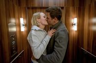Sturm der Liebe – Nils (Florian Stadler, r.) zeigt Desirée (Louisa von Spies, l.), wie leidenschaftlich er sein kann.