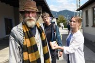 Frühling – Lilly Engel (Julia Willecke, r.) will von Rudi (Jochen Nickel, l.) Informationen über ihren Vater erkaufen. Alfie Schneider (Sebastian Meyer, M.) beobachtet das Geschehen neugierig.