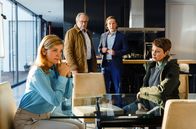 Rentnercops – Frau Kohlmann (Susanne Pätzold, l.) und Simon Kohlmann (Martin Geisen, 2.v.r.) geben gegenüber Klaus Schmitz (Hartmut Volle, 2.v.l.) und Vicky Adam (Katja Danowski, r.) an, Kontakt zu Robert gehabt zu haben - aber nicht zur Tatzeit.