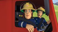 Feuerwehrmann Sam – Sam und Elvis wundern sich über Hauptfeuerwehrmann Steele.
