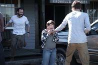 Cabin Fever - The New Outbreak – Tommy (Aaron Trainor, l.), Dennis (Derrick R. Means, m.)