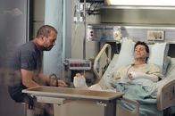 Dr. House – Endlich hat House (Hugh Laurie, l.) der Ehrgeiz bei dem Fall Donny (Jon Seda) gepackt und er versucht herauszufinden, was dem Patienten und seinen Vorfahren wirklich fehlt.