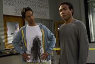Community – Wer steckt hinter der verwerflichen Tat? Abed (Danny Pudi, l.) und Troy (Donald Glover, r.) machen sich auf die Suche ...