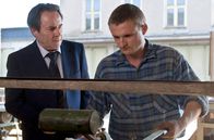 Weissensee – Der ehemalige Volkspolizist Martin Kupfer (Florian Lukas, r.), der jetzt als Tischler arbeitet, hat mit seiner Familie gebrochen. Doch dann bittet ihn sein Vater Hans (Uwe Kockisch, l.) um Hilfe.; hr-fernsehen WEISSENSEE (7), Der verlorene Sohn, Fernsehserie, Deutschland 2013 Uhr. Der ehemalige Volkspolizist Martin Kupfer (Florian Lukas, r.), der jetzt als Tischler arbeitet, hat mit seiner Familie gebrochen. Doch dann bittet ihn sein Vater Hans (Uwe Kockisch, l.) um Hilfe.